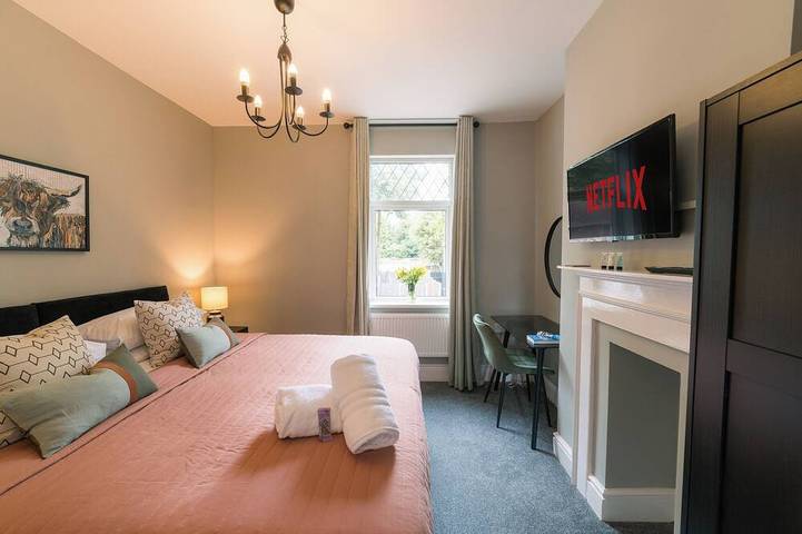 Stylish & Well Equipped Modern Home in Birmingham with WiFi in Birmingham, Birmingham Area