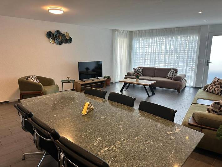 Vakantieappartement voor 8 personen, with Balkon and Terras as well as Zwembad and Uitzicht in Interlaken
