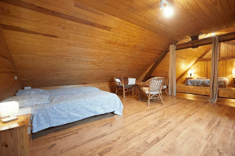 Gite des flâneurs du Jura: Large holiday home for 15 people near Arbois.<br>Land, c in Villette-lès-Arbois, Jura