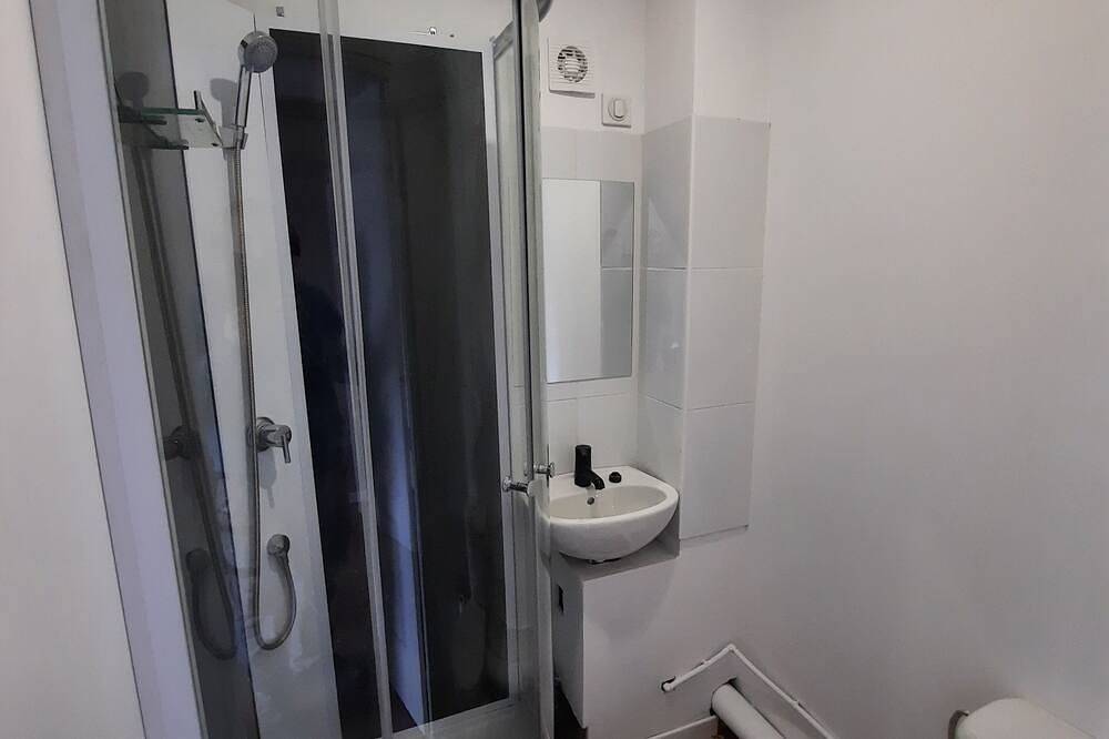 Chambre Économique Avec Salle de Bain Privative 1. Idéale Pour un Séjour Court ! in Vesoul, Haute-Saône