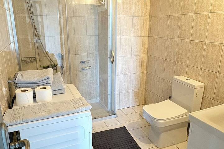 Ganze Wohnung, Well-located, spacious 1+1 apartment close to the sea in Antalya, Provinz Antalya
