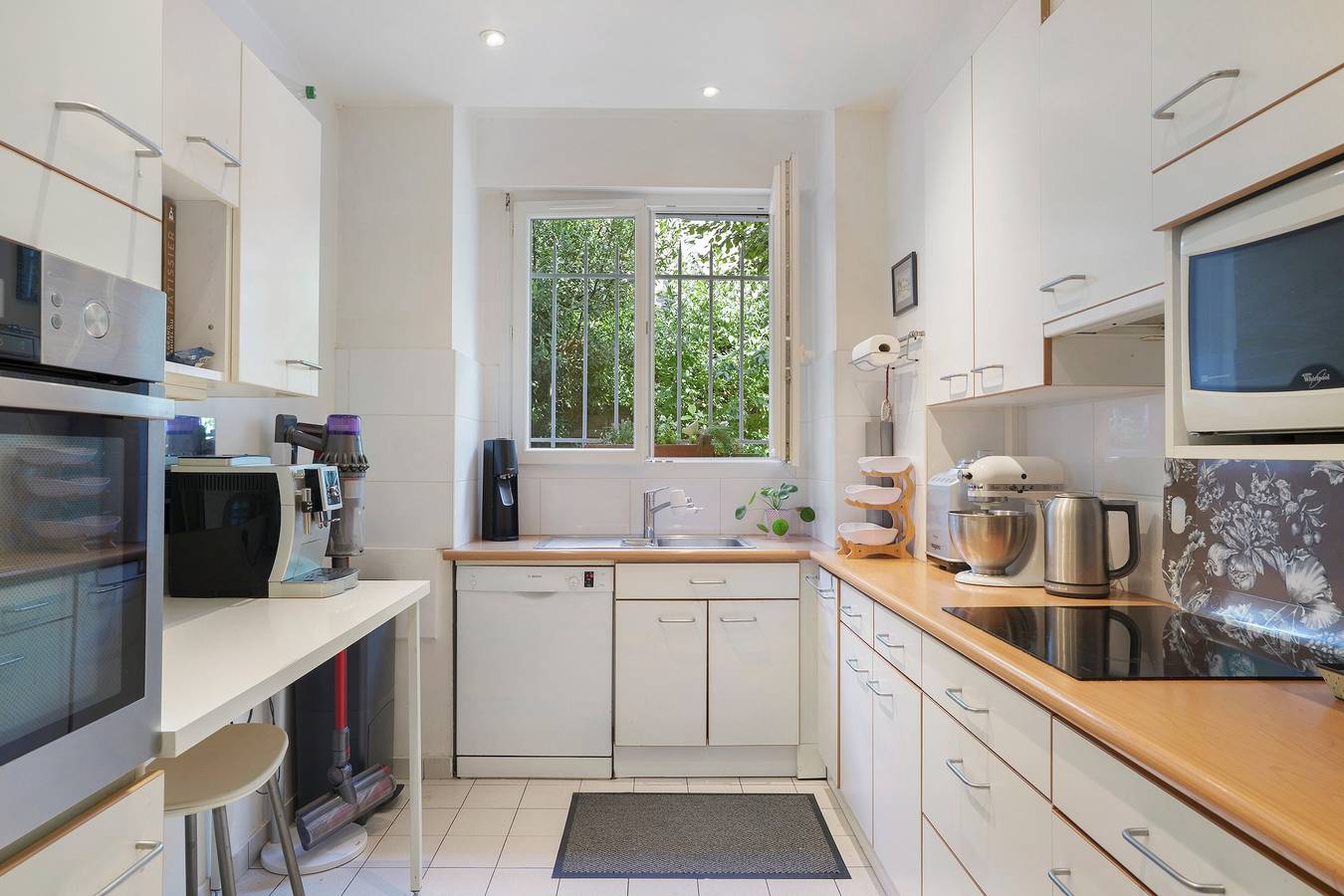 Appartement entier, Appartement "Sur Jardin Clos" avec terrasse privée, jardin privé et Wi-Fi in Saint-Cloud, Hauts-de-Seine