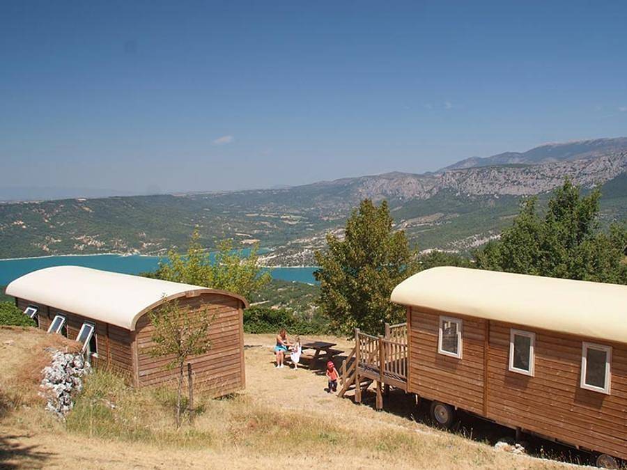 Camping de l'Aigle - Unterkunft 4 personen - Wohnwagen mit Seeblick - 20,40m² - 2 Zimmer (2 Erwachsene + 2 Kinder) in Aiguines, Brignoles Region