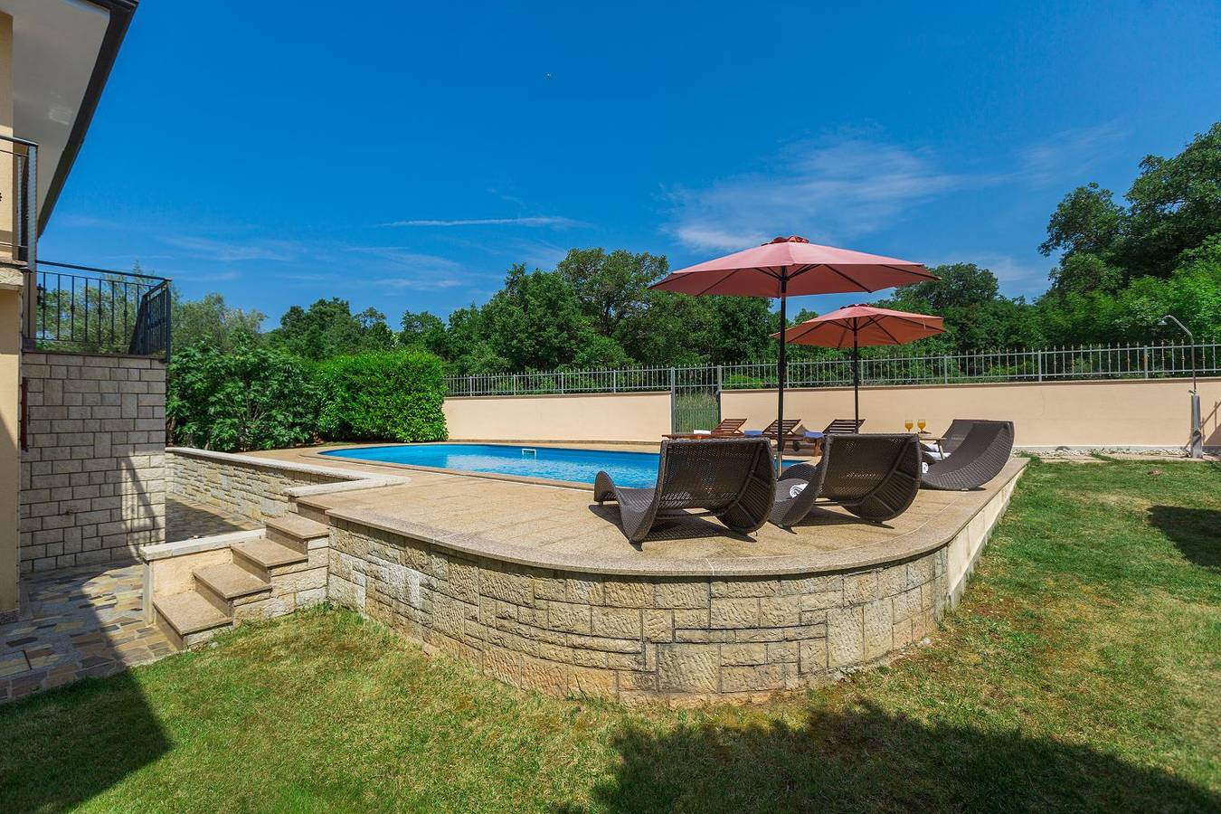 Ganze Wohnung, Mediterranes Apartment nur 200 Meter zum Strand mit Pool, Grillbereich, privater Terrasse, Wifi in Cervar, Porec und Umgebung