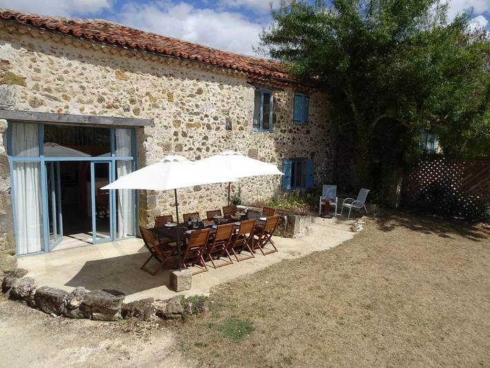Gîte pour 10 personnes, avec piscine ainsi que vue et jardin, animaux acceptés à Justian - 4
