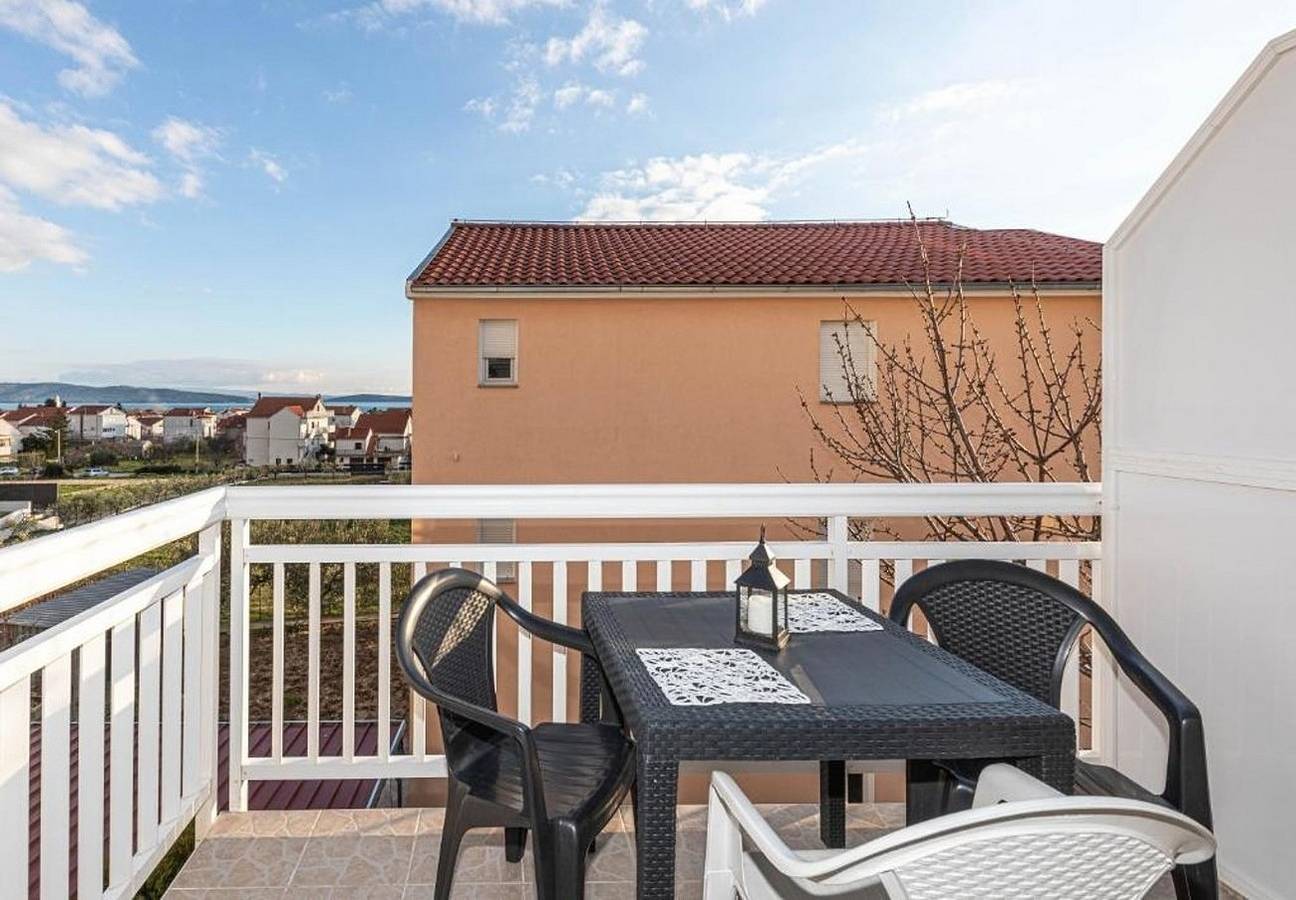 Entire apartment, One bedroom apartment with terrace and sea view Kaštel Lukšić, Kaštela A-22071-b in Kastel Luksic, Kaštela