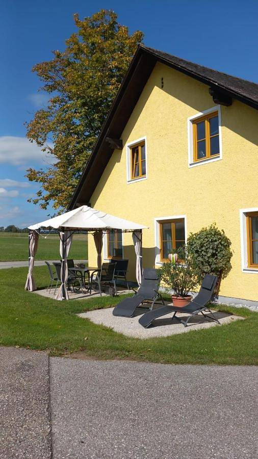 Ferienwohnung für 4 Personen, mit Terrasse und Garten sowie Ausblick