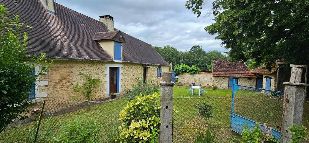 Location de vacances pour 6 personnes, avec jardin à Lacropte - 2