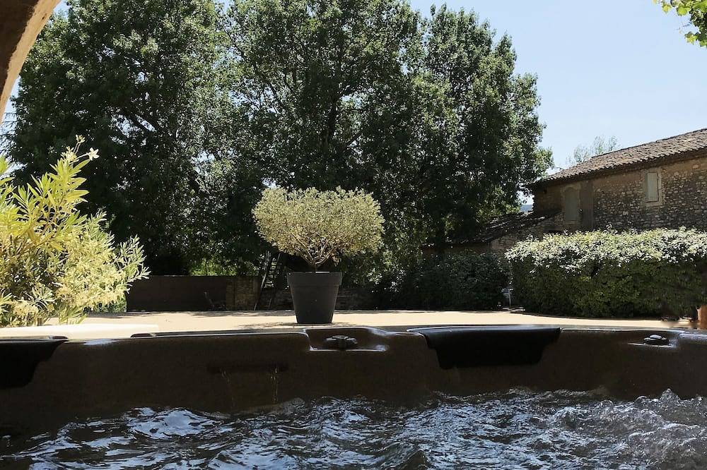 Entire apartment, Unusual accommodation, Dovecote in the Luberon with Jacuzzi in Oppède, Parc naturel régional du Luberon