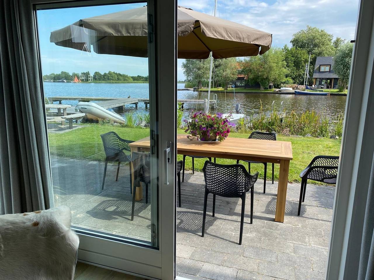 Geräumiges Ferienhaus für 4 Personen in Poelen mit Terrasse, Garten und Seeblick in Friesland