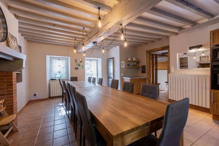 Location de vacances pour 15 personnes, avec jardin ainsi que piscine et vue, adapté aux familles à Montel-de-Gelat