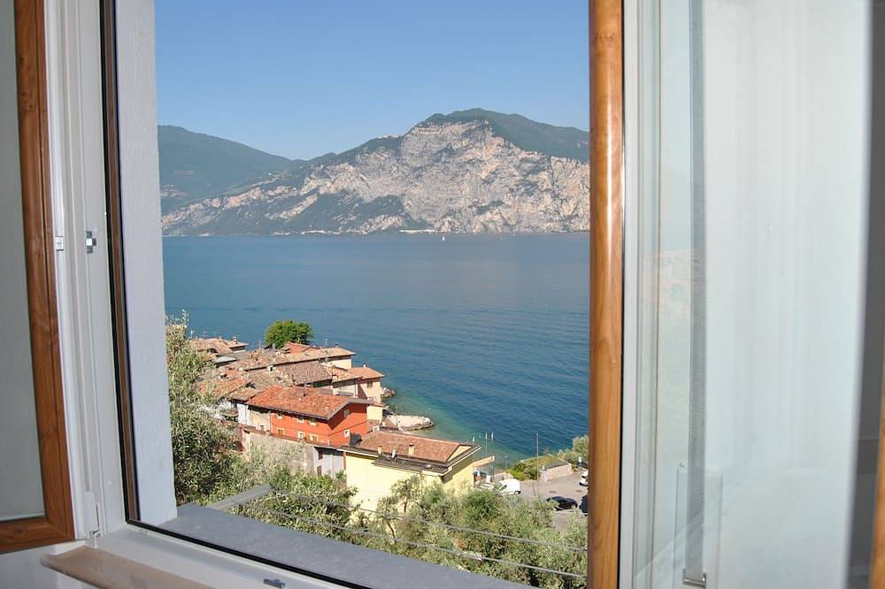 Entire apartment, Romantic Super Price Apartment from September 6 to 13 🅿️x car lake view. in Cassone di Malcesine, Malcesine