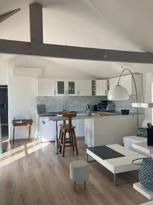 Appartement entier, One-Bedroom Apartment with Pool View in Saint-Savournin, Côte méditerranéenne (France)