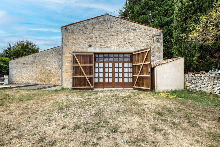 Casa de Vacaciones 'La Musardière' con Piscina Privada, Terraza Privada y Wi-Fi in Champagnolles, Región de Jonzac