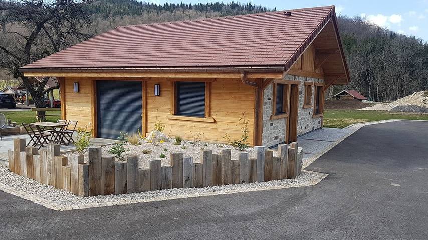 Location de vacances pour 4 personnes, avec Jacuzzi et Terrasse ainsi que Jardin et Piscine dans le Jura