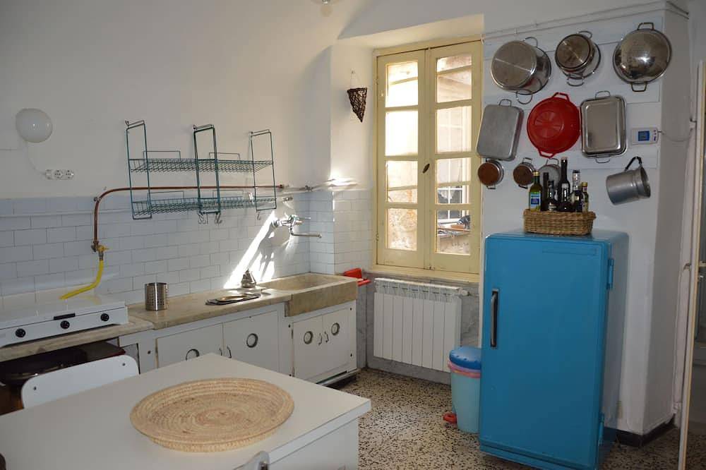La casa-torre nel centro storico di Sarzana in Sarzana, Parco Naturale Regionale di Montemarcello-Magra-Vara