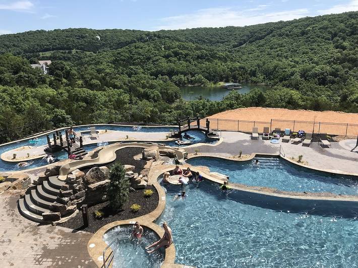Vacation house for 12 people, with pool and hot tub as well as terrace in Table Rock Lake