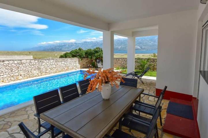 Ferienhaus für 10 Personen, mit Balkon und Pool in Razanac