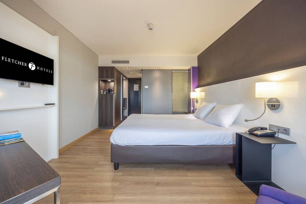 Make Your Trip More Enjoyable! Indoor Pool, Free Breakfast and Parking! in Nieuwegein, Bestuur Regio Utrecht