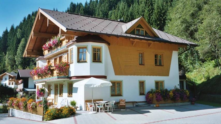 Ferienwohnung für 4 Personen, mit Balkon und Terrasse sowie Garten und Pool