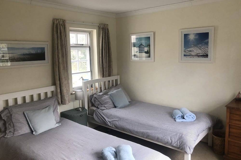 Charming Cosy Cottage, pretty large garden, 10-15 min walk to beach & Southwold in Southwold, Waveney District