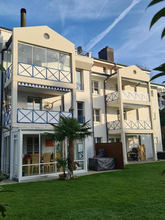 Gîte pour 7 personnes, avec vue sur le lac ainsi que jardin et vue à Thal