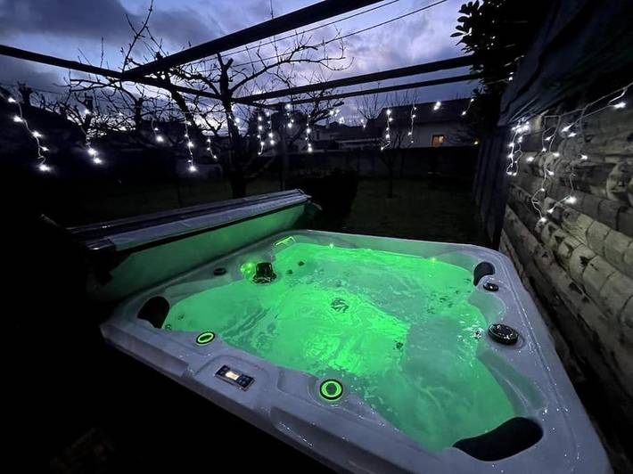Location de vacances pour 10 personnes, avec Balcon et Jacuzzi ainsi que Terrasse et Jardin à Saint-Rémy (Saône-et-Loire)
