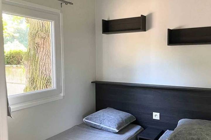 Zecamping 2 étoiles animaux acceptés locatif Tv clim 45m2 6 pers in Angicourt, Oise