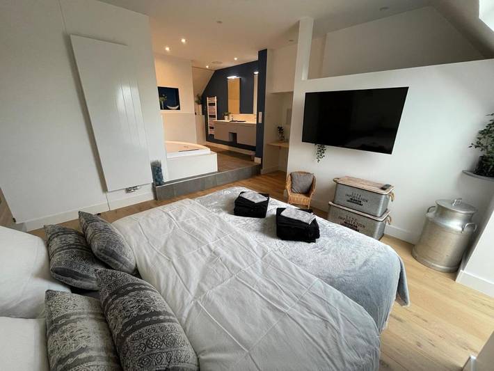 Location de vacances pour 2 personnes, avec Terrasse et Jardin ainsi que Piscine et Sauna à Fontaine-lès-Dijon