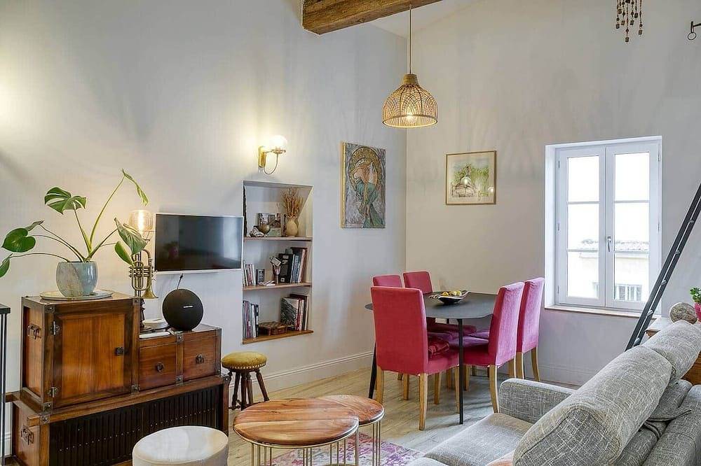 Entire apartment, Artist's apartment in the historic center in Trévoux, Ain