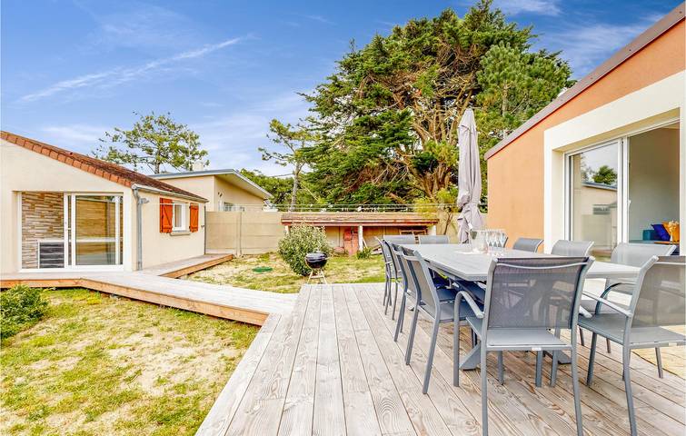 Location de vacances pour 13 personnes, avec terrasse ainsi que jardin et jacuzzi à Saint-Germain-sur-Ay - 2
