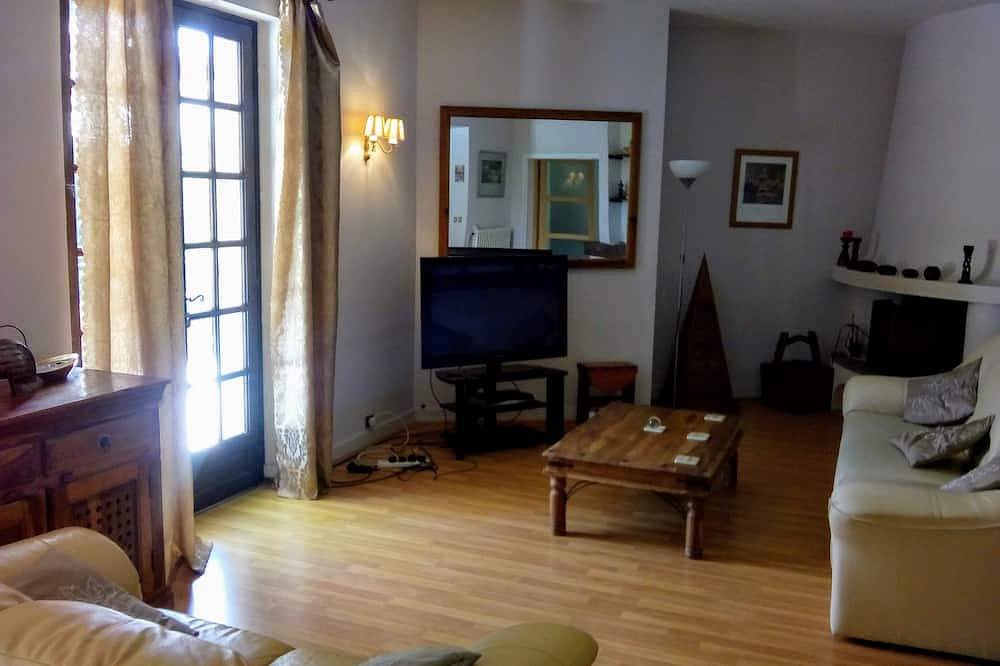 Bel appartement privé avec piscine intérieure chauffée dans une grande maison de campagne in Saint-Privat-en-Périgord, Périgord Vert
