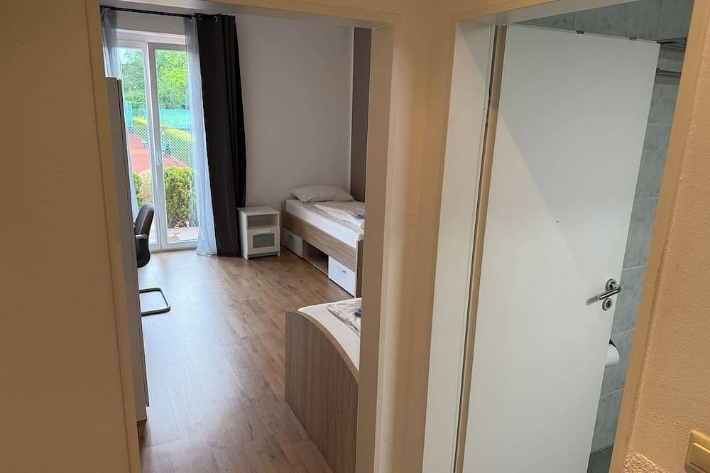 Ganze Wohnung, 2 Zimmer/Room in Oberschleißheim, Oberbayern