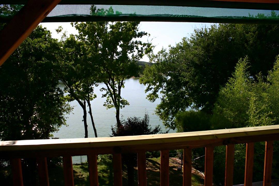 Appart 1er étage au bord du lac de Saint-Étienne-Cantalès in Lacapelle-Viescamp, Région d'Aurillac