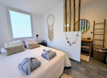 Gîte pour 2 personnes, avec terrasse ainsi que jardin et jacuzzi à Bras