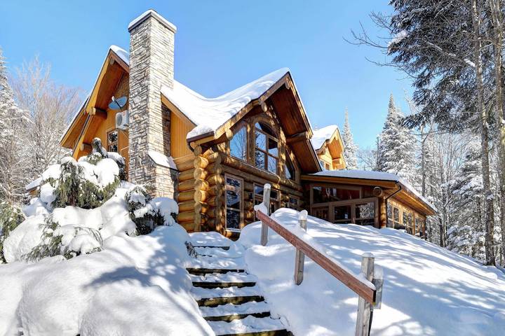 Vakantiehuis voor 10 personen, with tuin and terras as well as zwembad and uitzicht op het meer in Canada