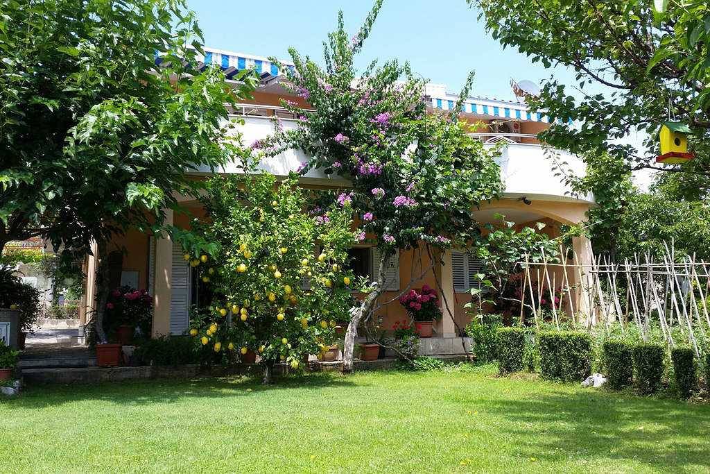 Ganze Wohnung, Sonnige 2+1 Wohnung mit Gartenterrasse in Kastel Stafilic, Kaštela