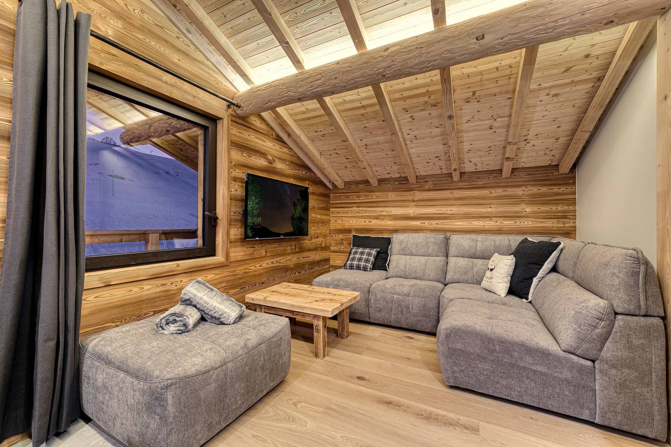 Apartamento entero, Apartamento "L'Etale" con vistas a la montaña, jacuzzi, balcón y Wi-Fi in La Clusaz, Región de Annecy