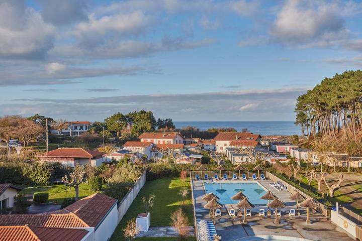 Appart’hôtel pour 4 personnes, avec bassin pour enfant et balcon ainsi que jardin et piscine