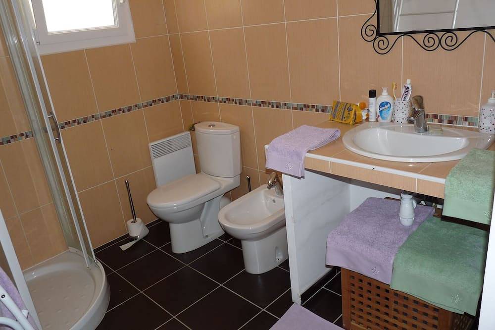Provence, villa with swimming pool, on the lavender plateau, sunny in Valensole, Parc naturel régional du Verdon