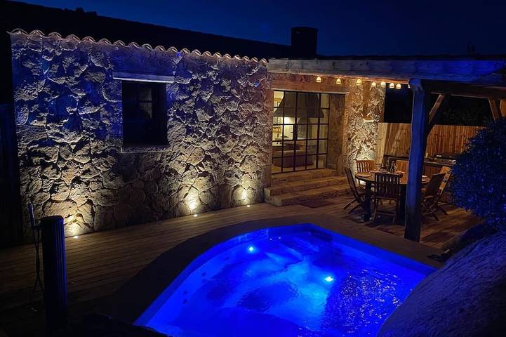 Villa pour 4 personnes, avec jardin ainsi que piscine et jacuzzi, animaux acceptés en Corse-du-Sud