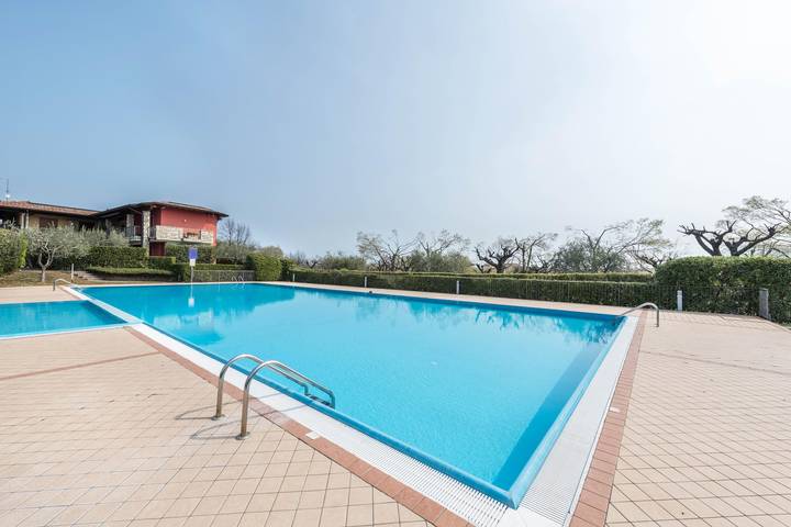 Appartamento intero, Appartamento Borgo delle Colline con piscina, terrazza e Wi-Fi - animali ammessi in Manerba del Garda, Prealpi Gardesane