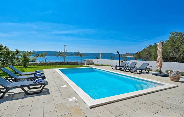 Geräumige 2-Zimmer-Wohnung mit Pool und Terrasse, 1 km vom Strand entfernt in Općina Sveti Filip i Jakov, Zadar