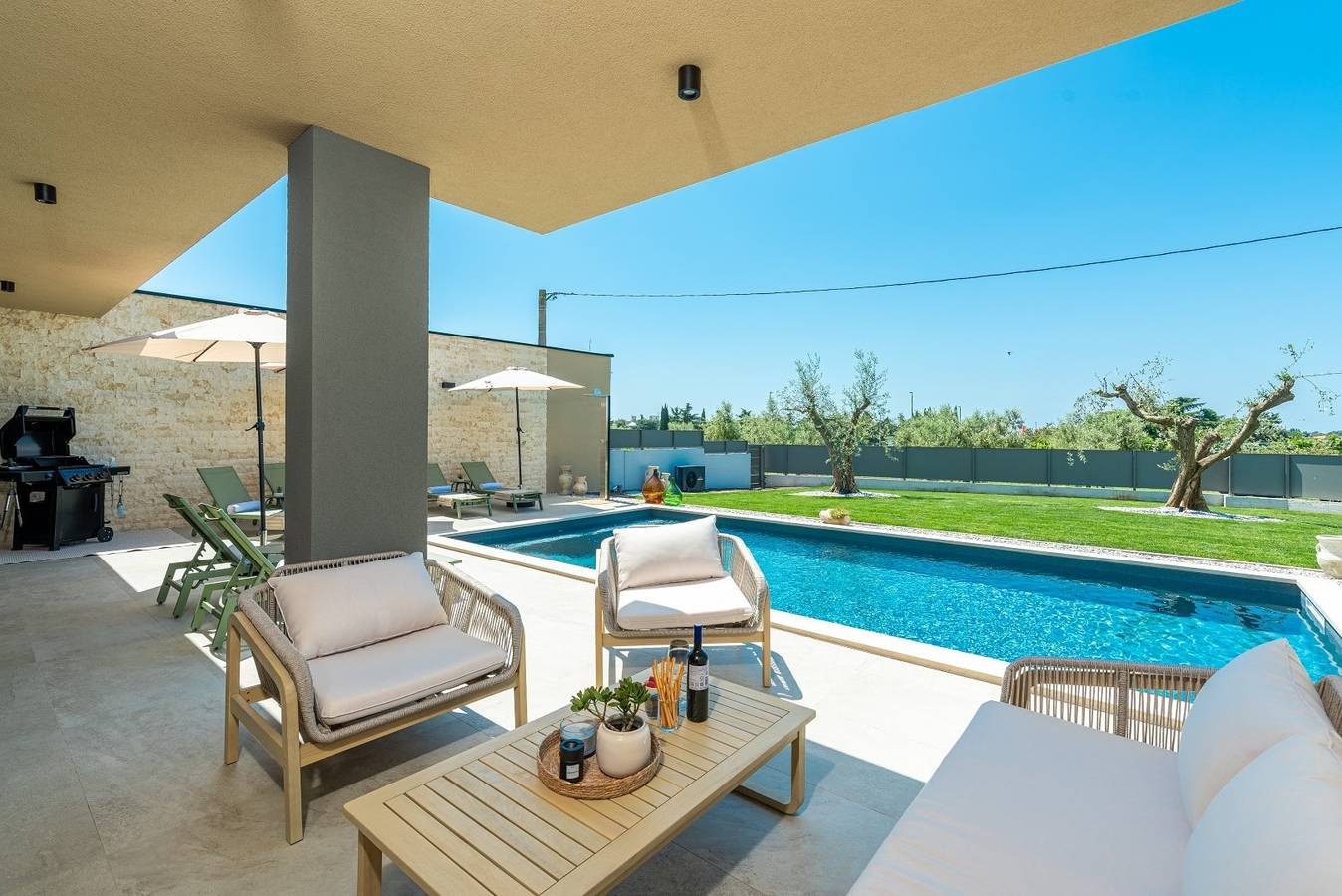 Villa Nona Sonja – Elegant Villa with 3 Bedrooms for 6 Guests, Private Pool and Close to the Sea in Novigrad, Regio Umag
