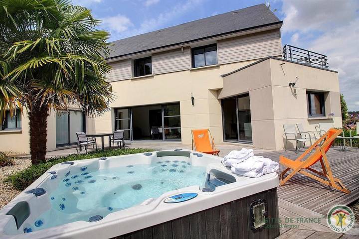Location de vacances pour 2 personnes, avec Terrasse ainsi que Jacuzzi et Jardin à Dinan