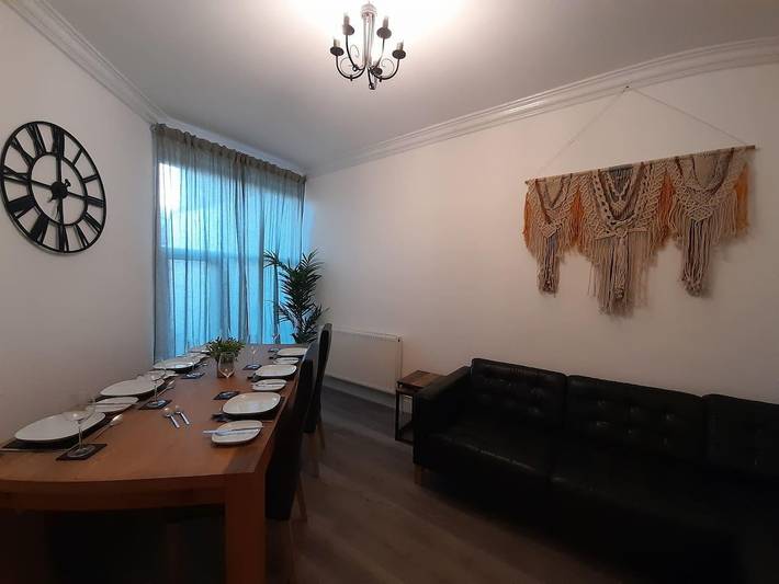 Spacious 5-Bed House - Sleeps 10, Garden & Parking in Manchester, Grand Manchester