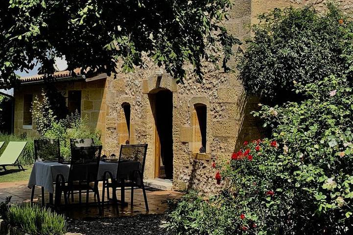 Gîte pour 4 personnes, avec terrasse ainsi que piscine et jardin