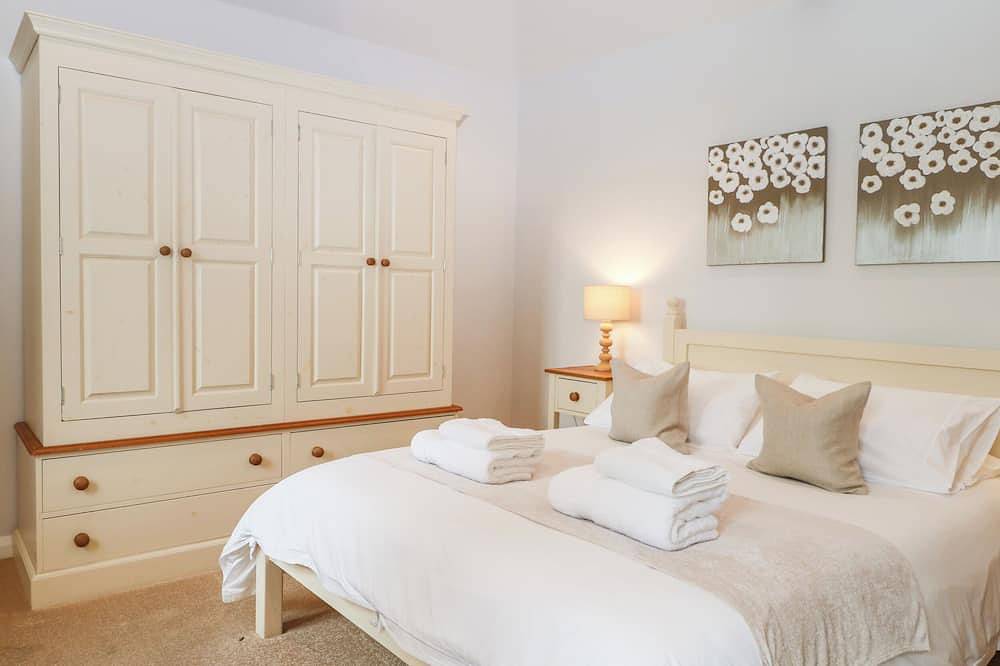 Squirrels Drey, family friendly, with pool in Titchfield Common in Fareham, Hampshire