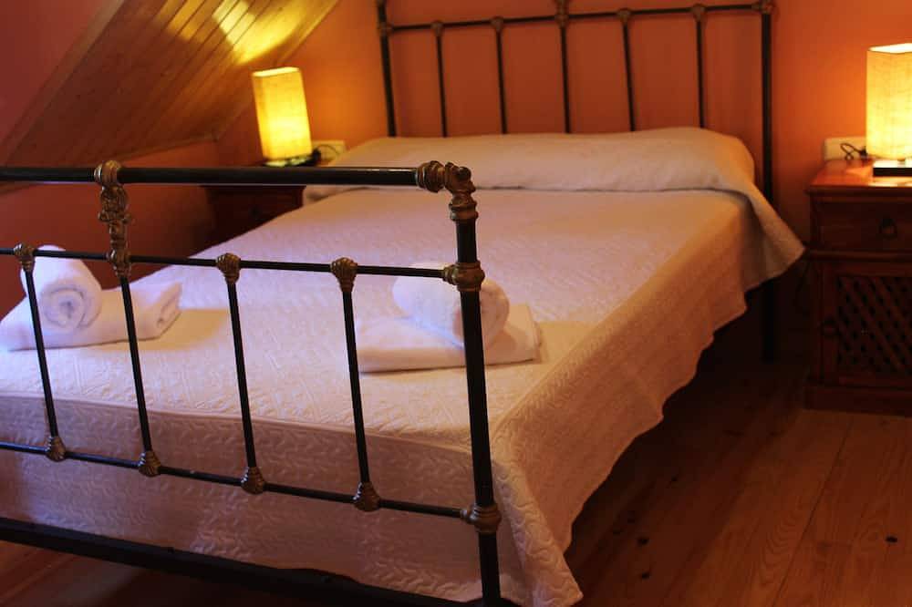 Rustic House With One Of The Best Views Of Bierzo in Toral de los Vados, El Bierzo