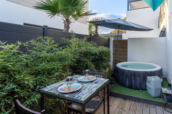 Location de vacances pour 2 personnes, avec Jacuzzi ainsi que Terrasse et Piscine au Grau-d'Agde